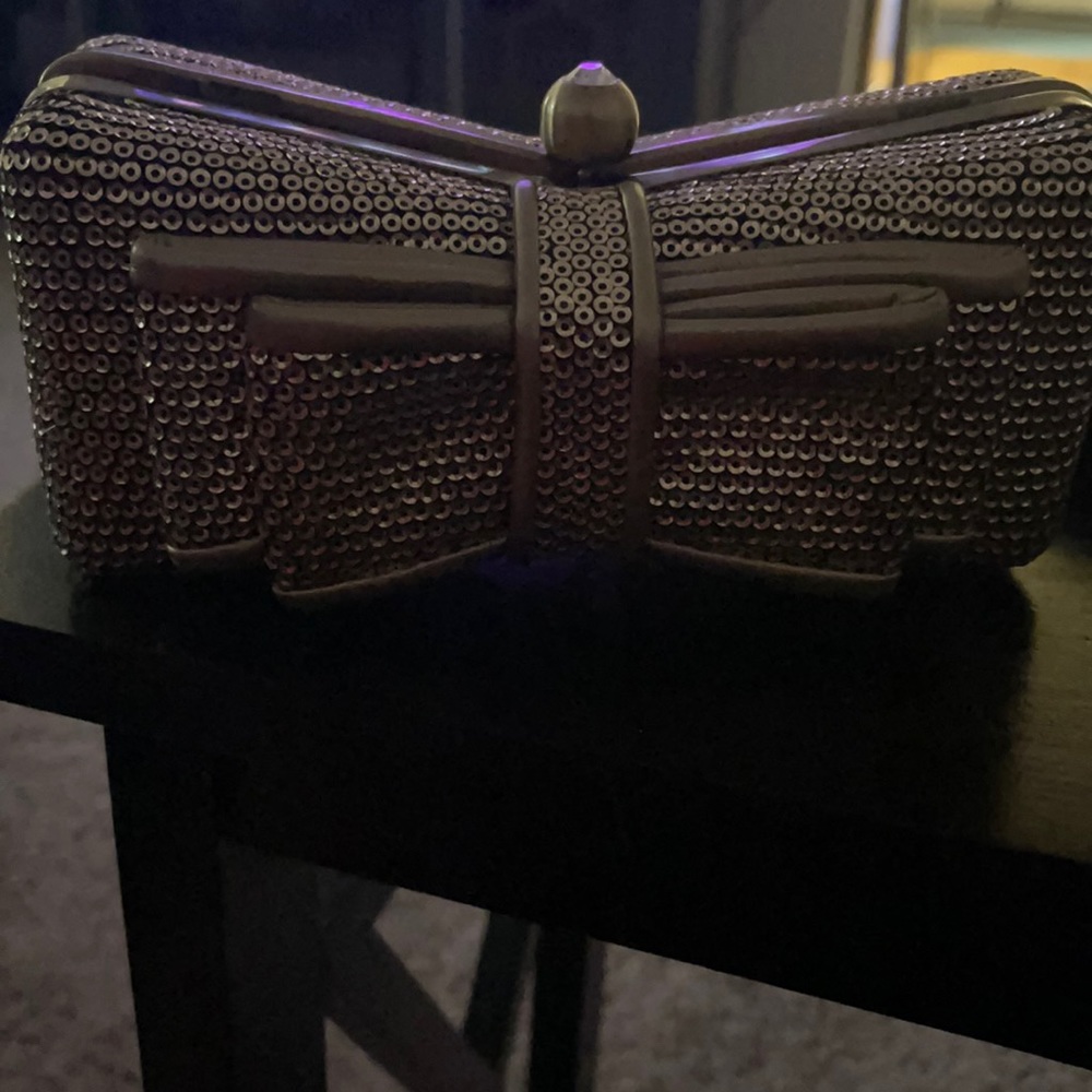 Bow tie clutch